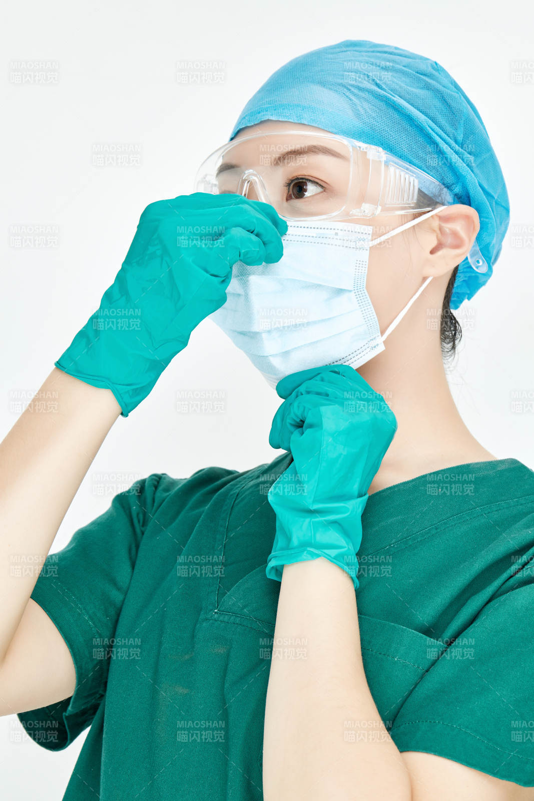 白色背景下的外科手術醫療人員形象