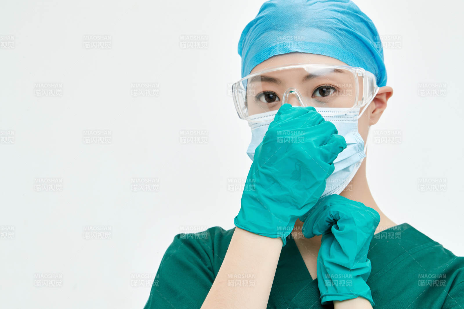 白色背景下的外科手術醫療人員形象