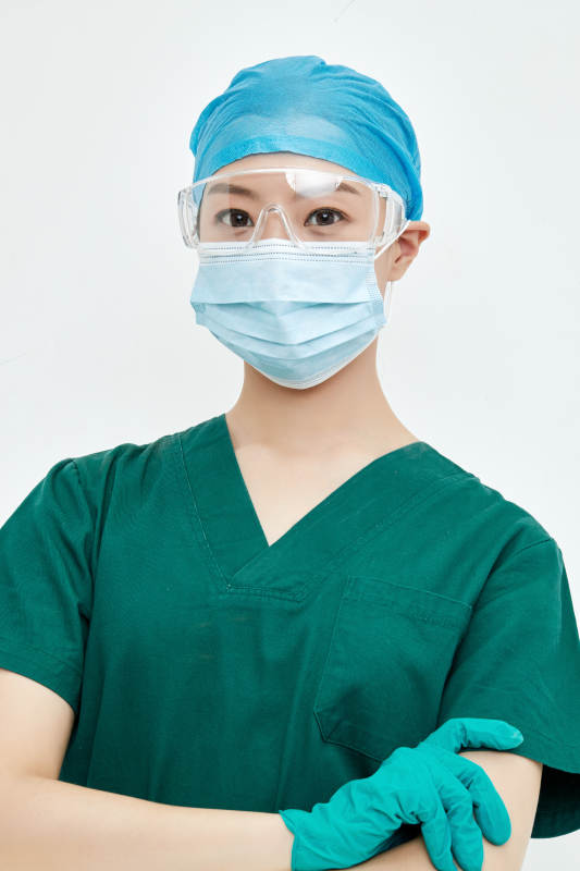 白色背景下的外科手术医疗人员形象