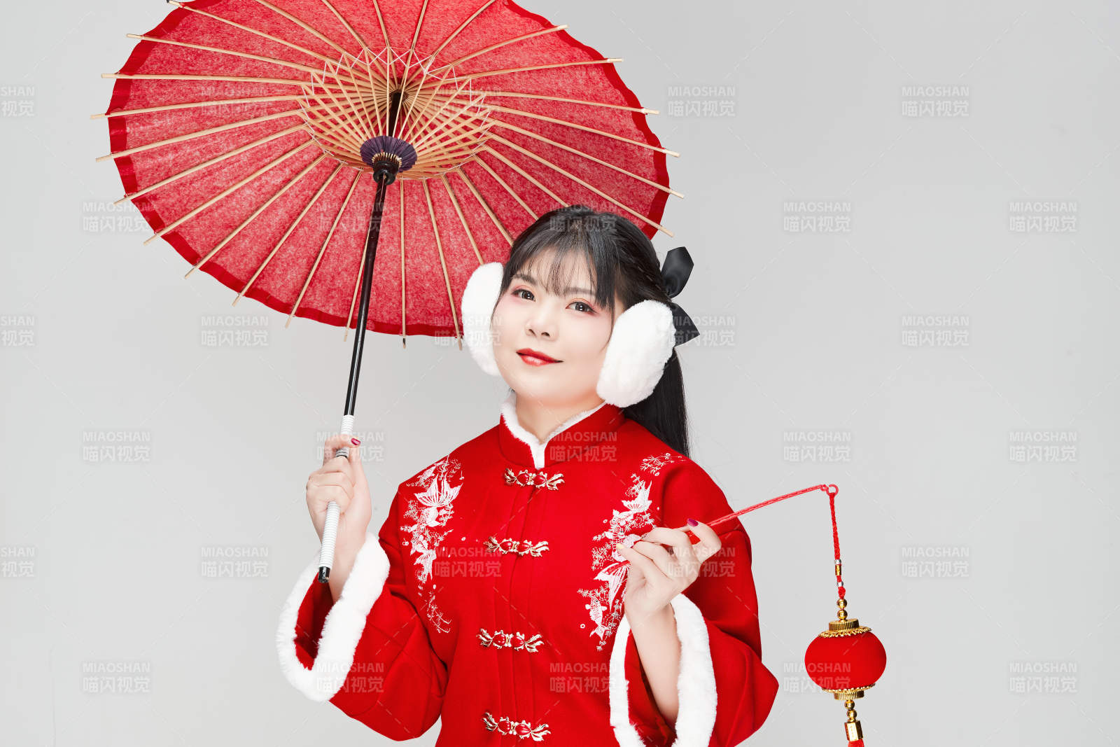 手打油紙傘手提紅燈籠身穿喜慶漢服的可愛少女