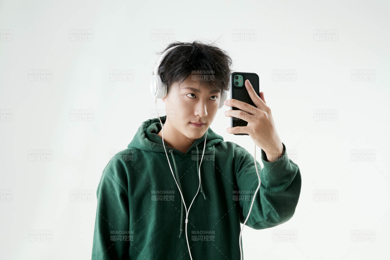 沉浸在網(wǎng)絡(luò)戀愛世界的青年男子