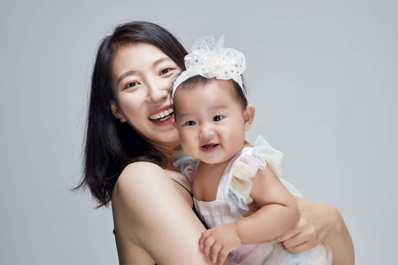 妈妈陪伴宝宝快乐的玩耍