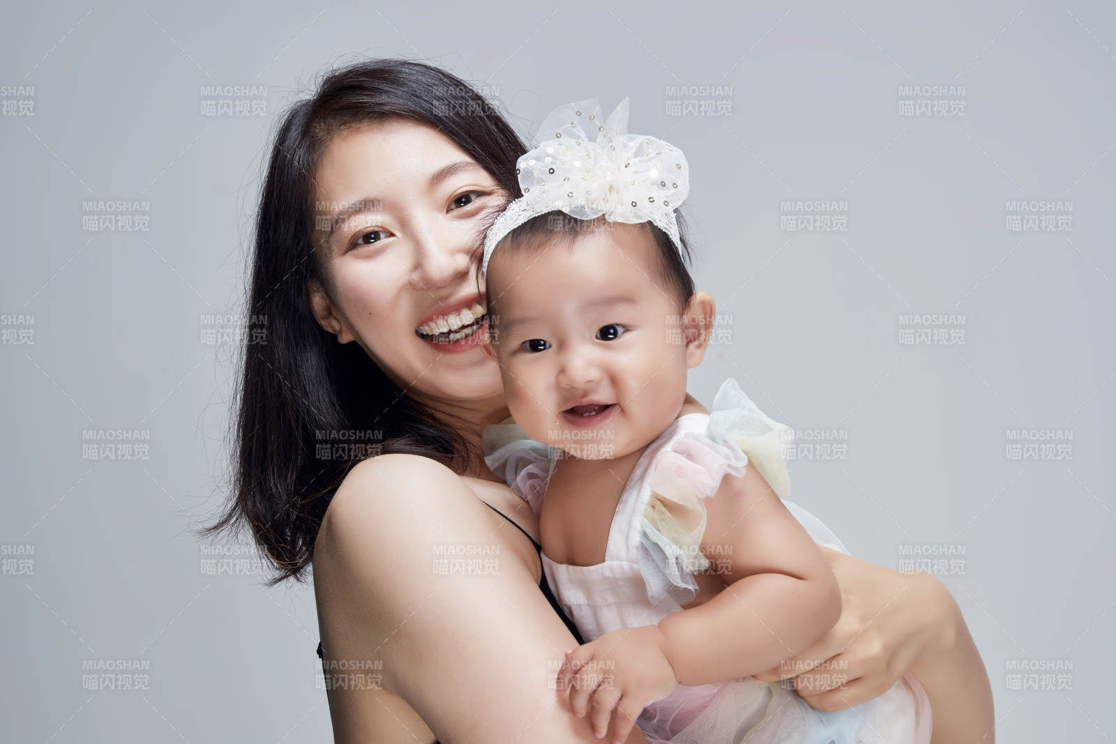 媽媽陪伴寶寶快樂的玩耍