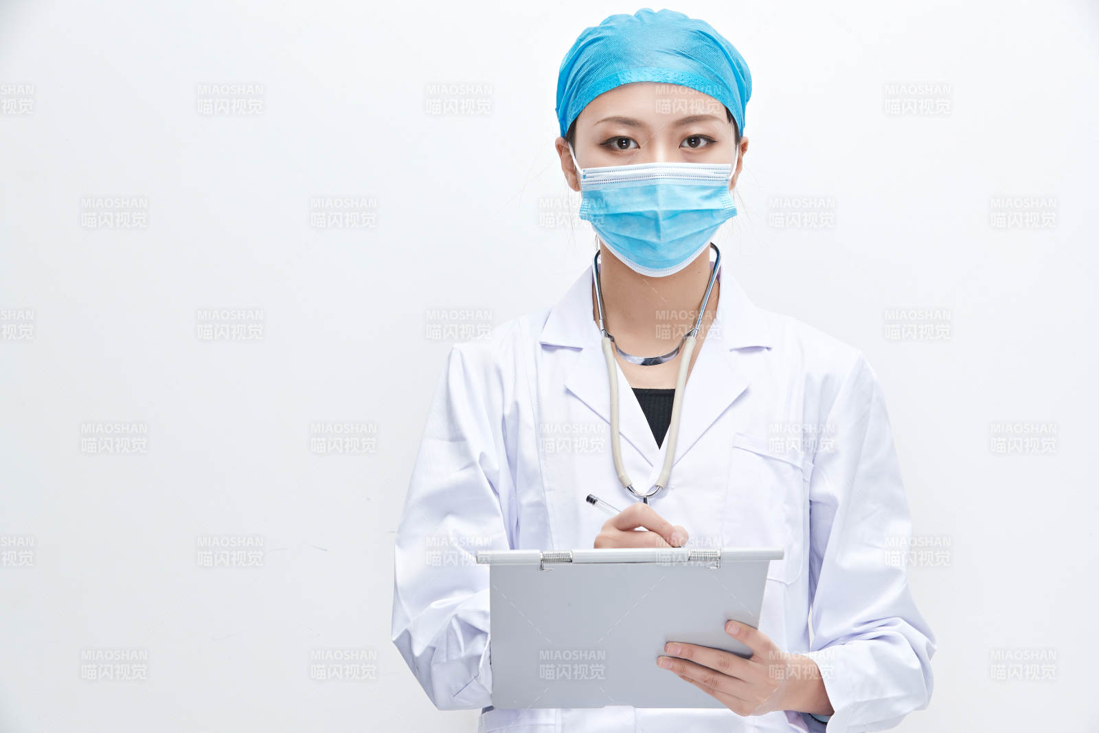 白色背景下手持病歷夾的巡查醫生人像