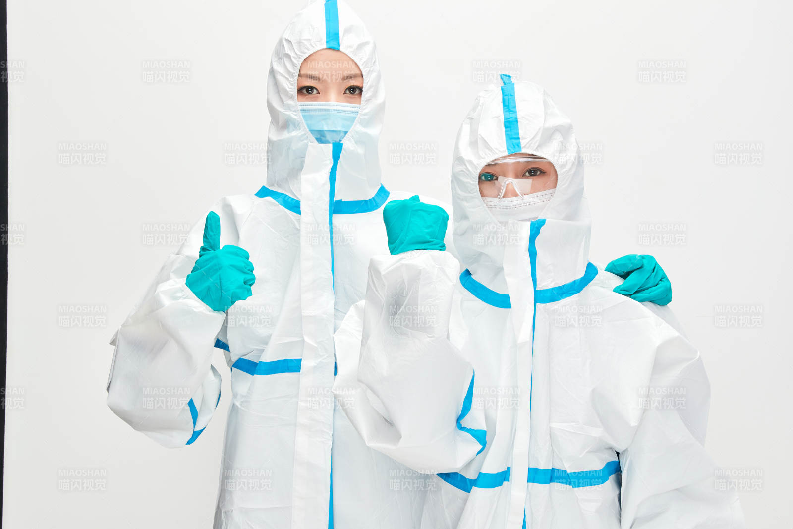 穿白色防護服佩戴護目鏡口罩的防疫人員