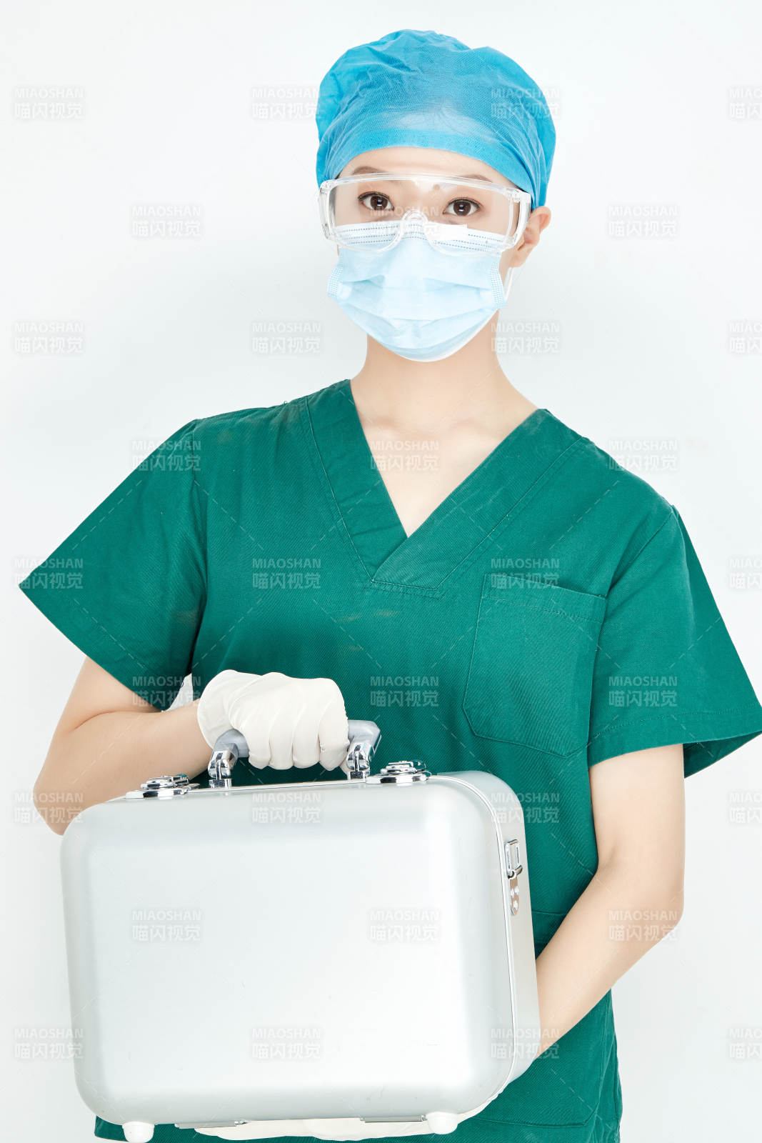 手持外科醫(yī)療手術(shù)器械箱的年輕女性醫(yī)生