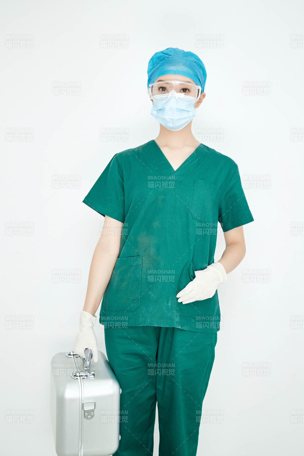 手持外科醫療手術器械箱的年輕女性醫生