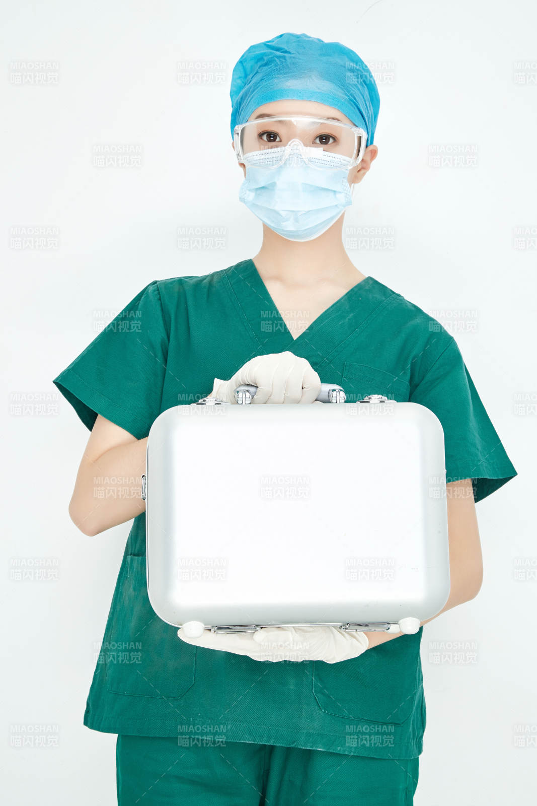 手持外科醫療手術器械箱的年輕女性醫生