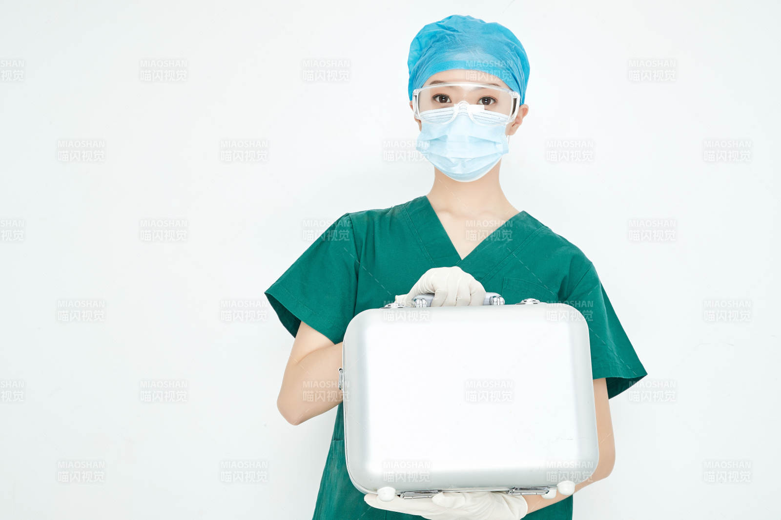 手持外科醫療手術器械箱的年輕女性醫生