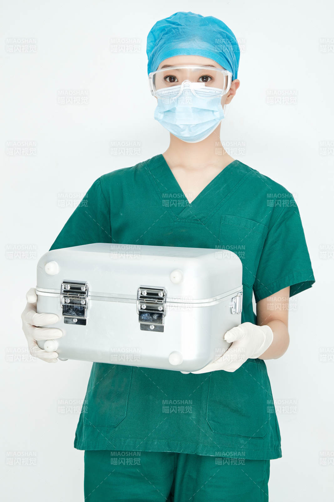 手持外科醫療手術器械箱的年輕女性醫生