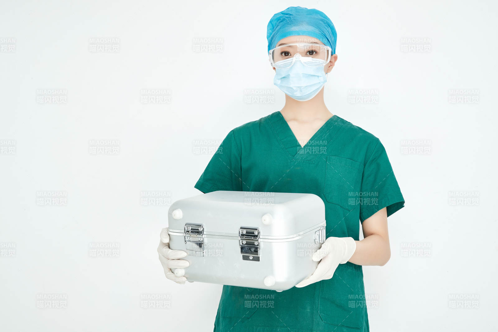 手持外科醫療手術器械箱的年輕女性醫生