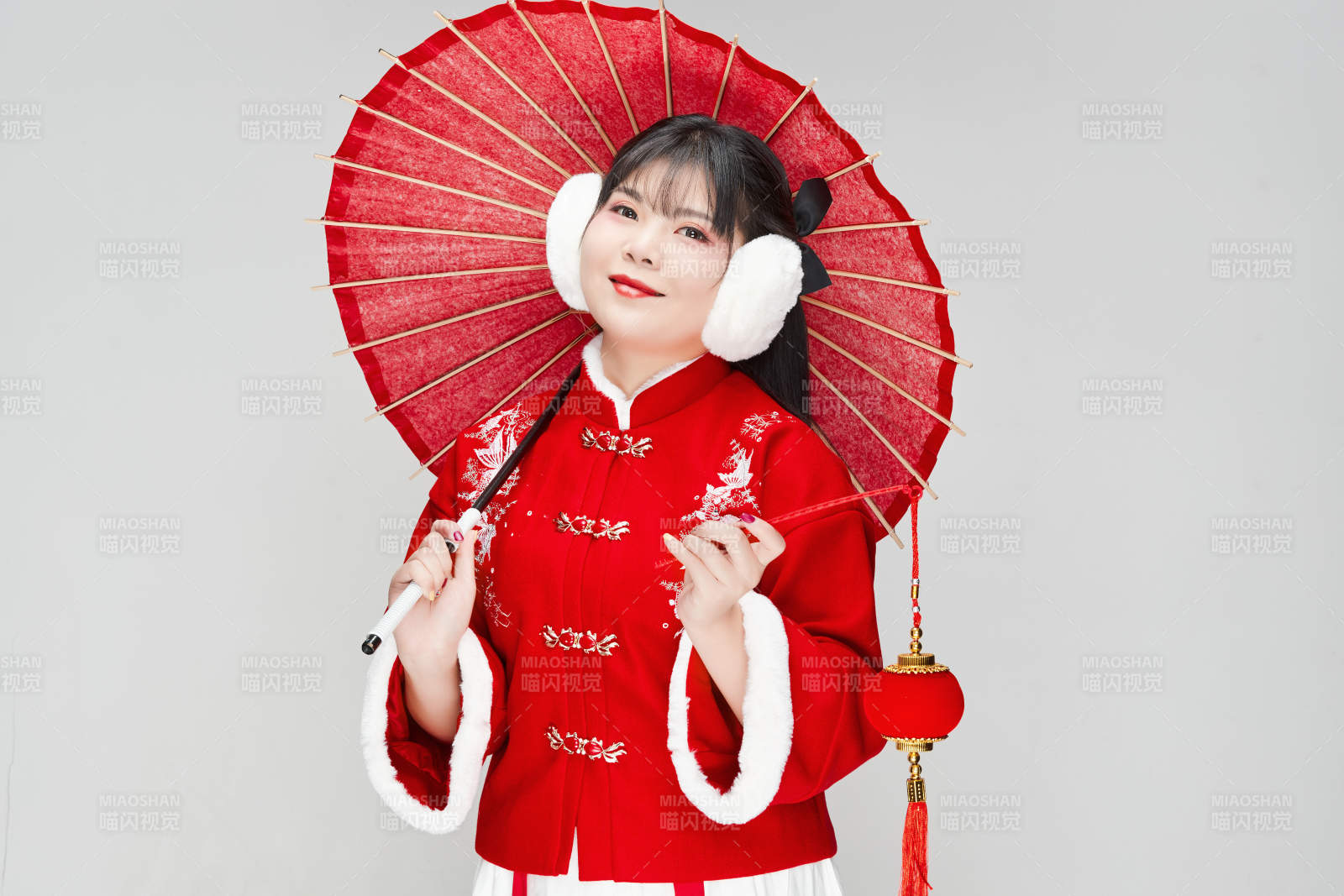 手打油紙傘手提紅燈籠身穿喜慶漢服的可愛少女