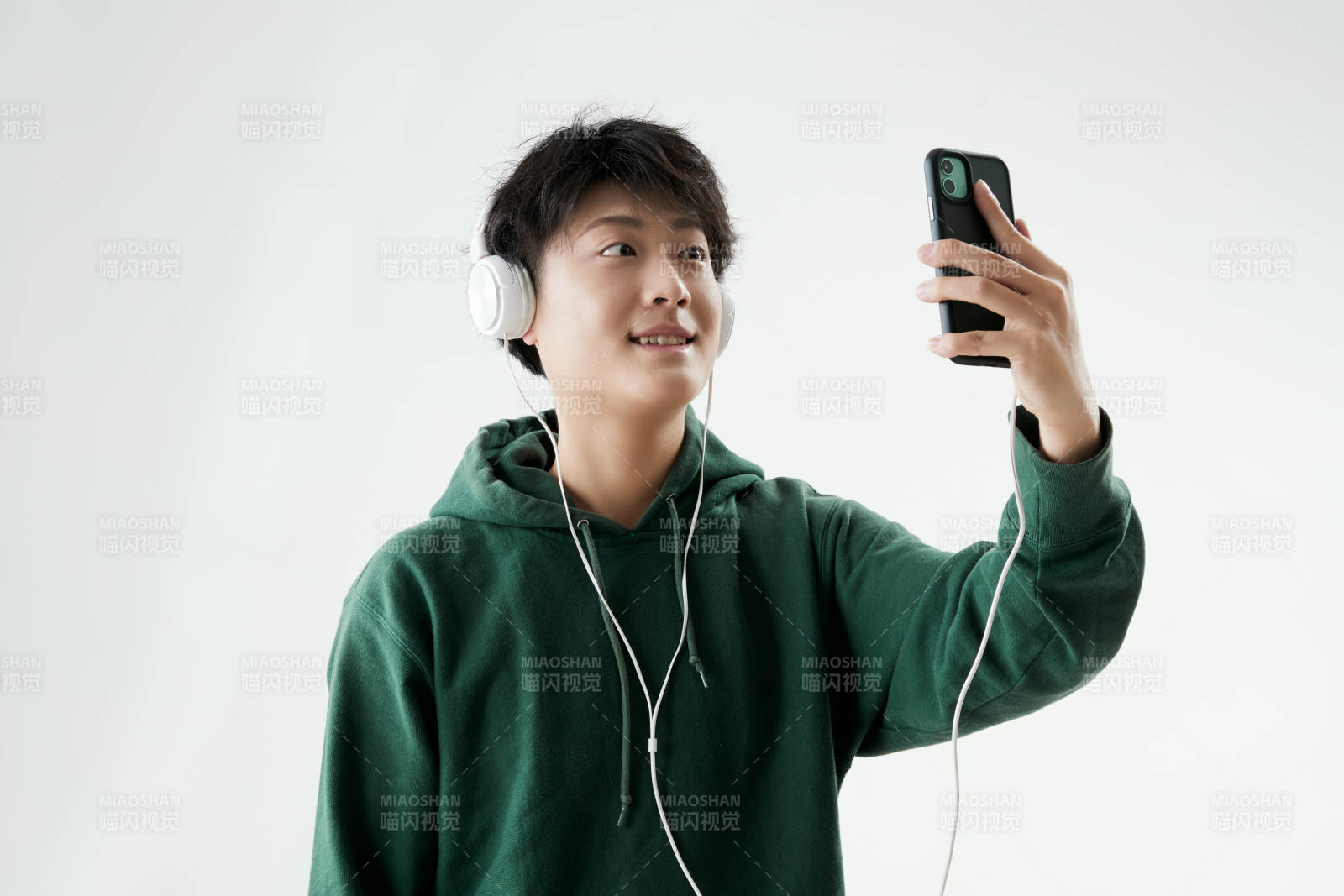 沉浸在網(wǎng)絡(luò)戀愛世界的青年男子