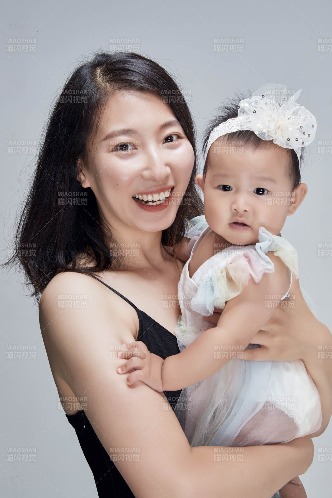 媽媽陪伴寶寶快樂的玩耍