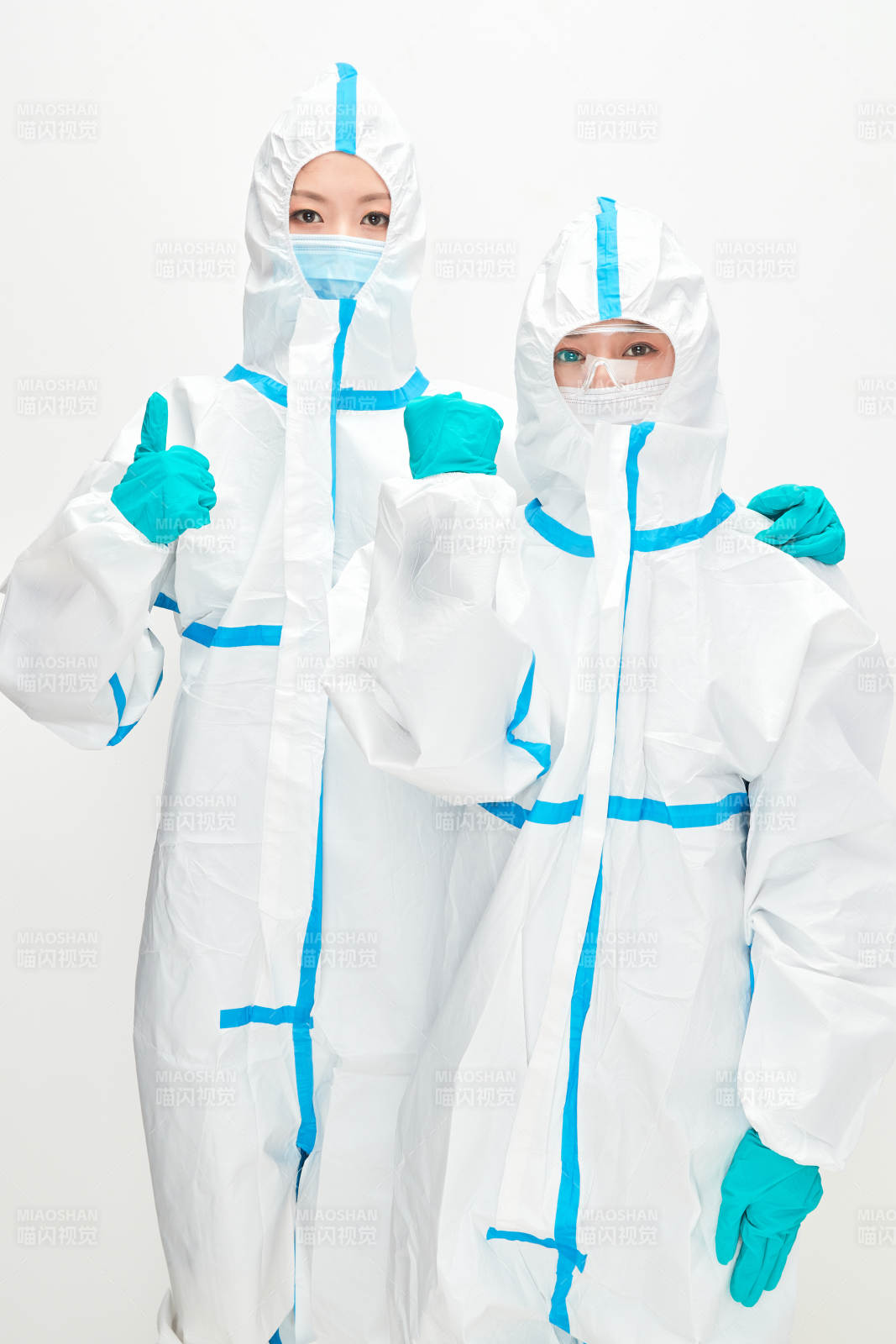 穿白色防護(hù)服佩戴護(hù)目鏡口罩的防疫人員