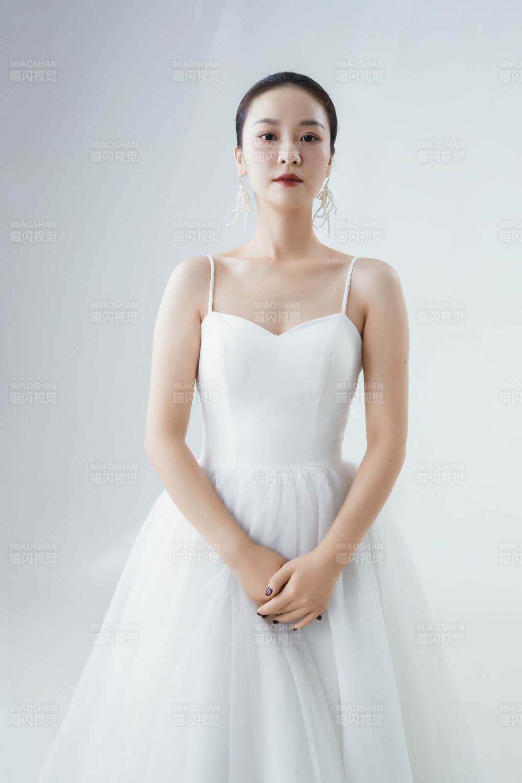 棚拍白色背景下的潔白婚紗新娘美妝