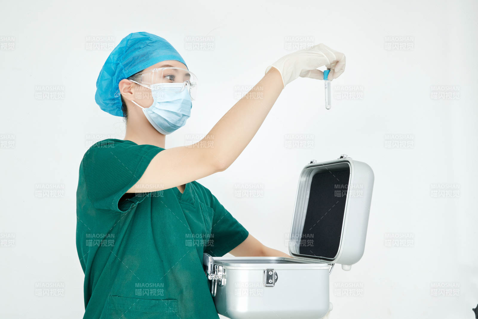 手持外科醫療手術器械箱的年輕女性醫生