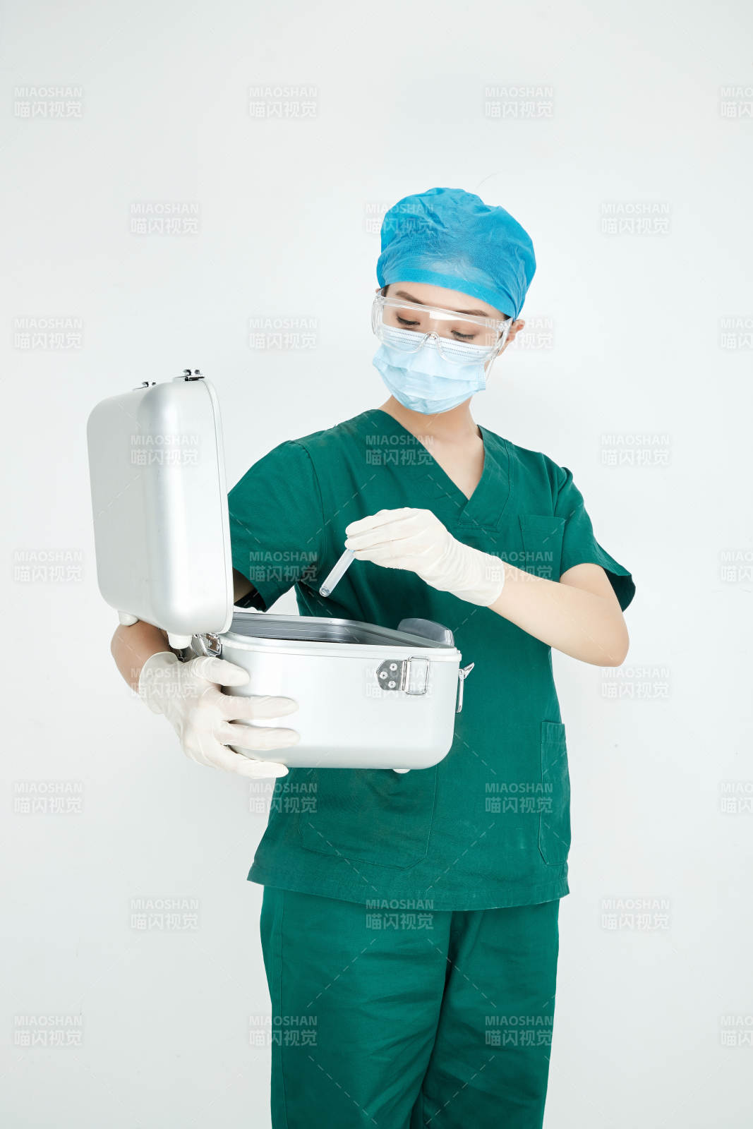 手持外科醫(yī)療手術(shù)器械箱的年輕女性醫(yī)生