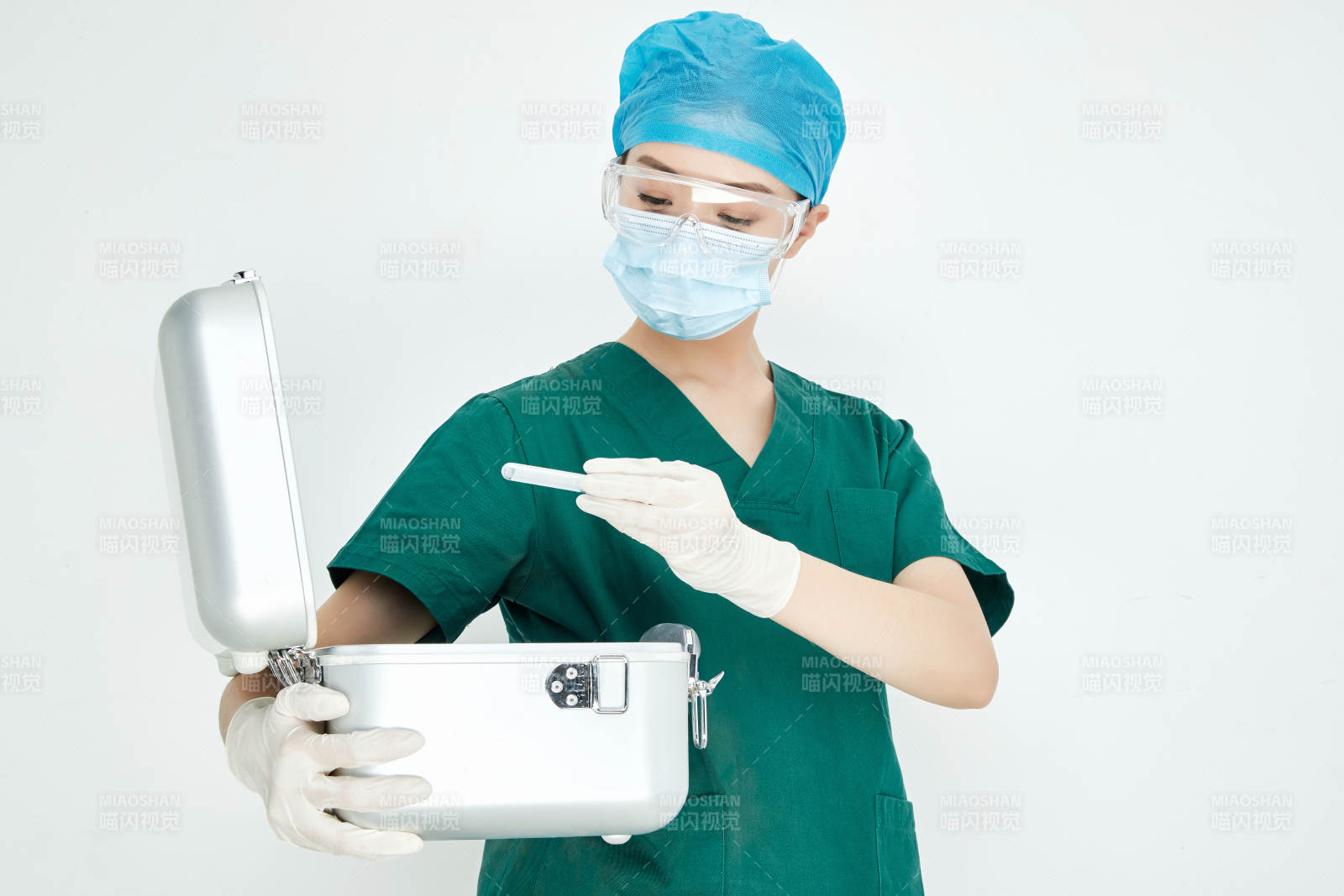 手持外科醫(yī)療手術(shù)器械箱的年輕女性醫(yī)生