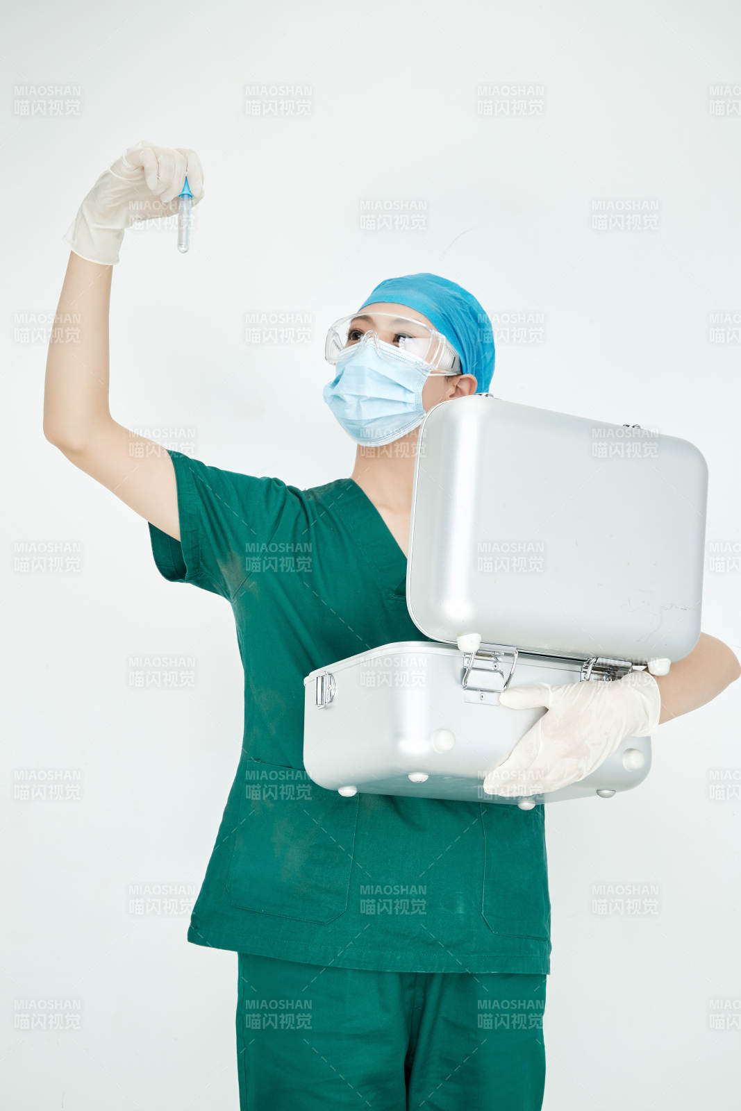 手持外科醫(yī)療手術(shù)器械箱的年輕女性醫(yī)生