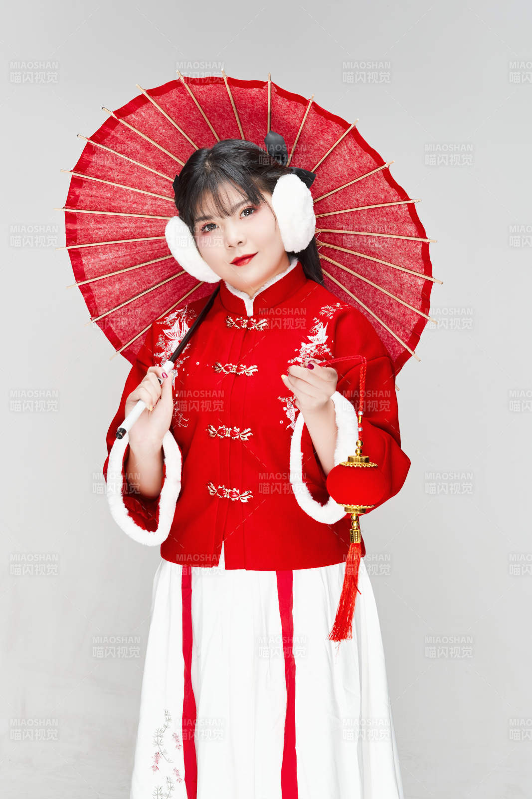 手打油紙傘手提紅燈籠身穿喜慶漢服的可愛少女