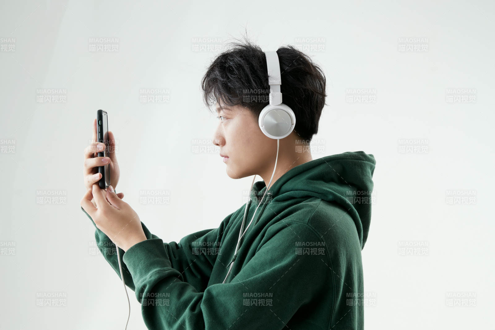 沉浸在網絡戀愛世界的青年男子