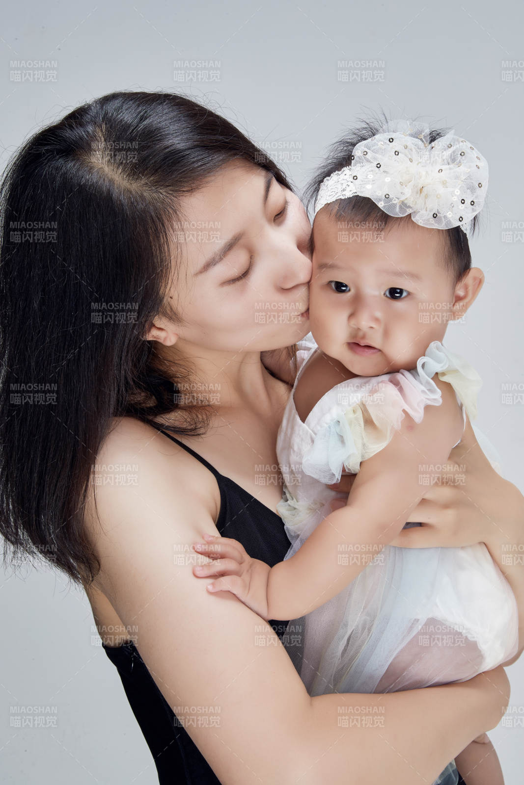 妈妈陪伴宝宝快乐的玩耍