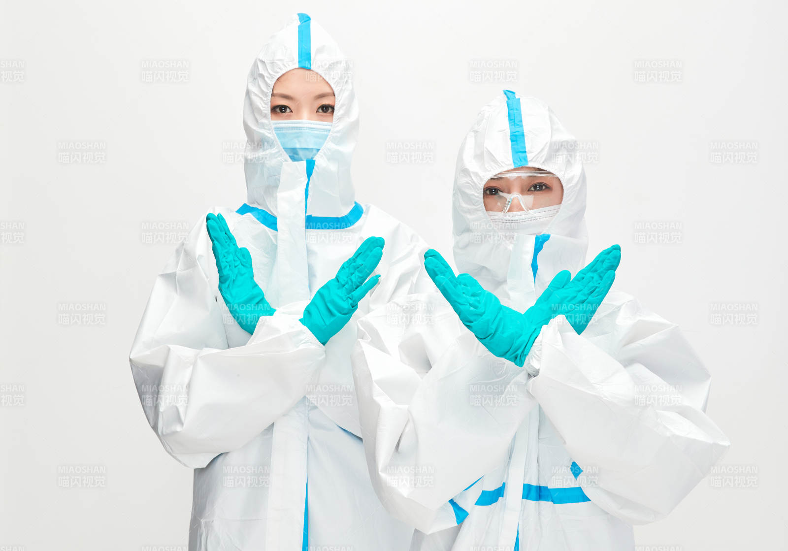 穿白色防护服佩戴护目镜口罩的防疫人员