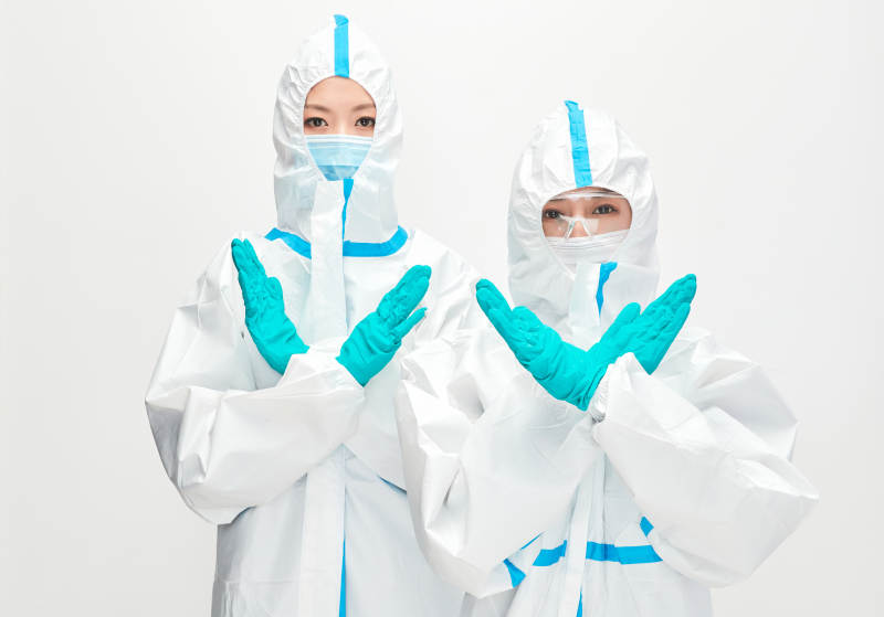 穿白色防护服佩戴护目镜口罩的防疫人员