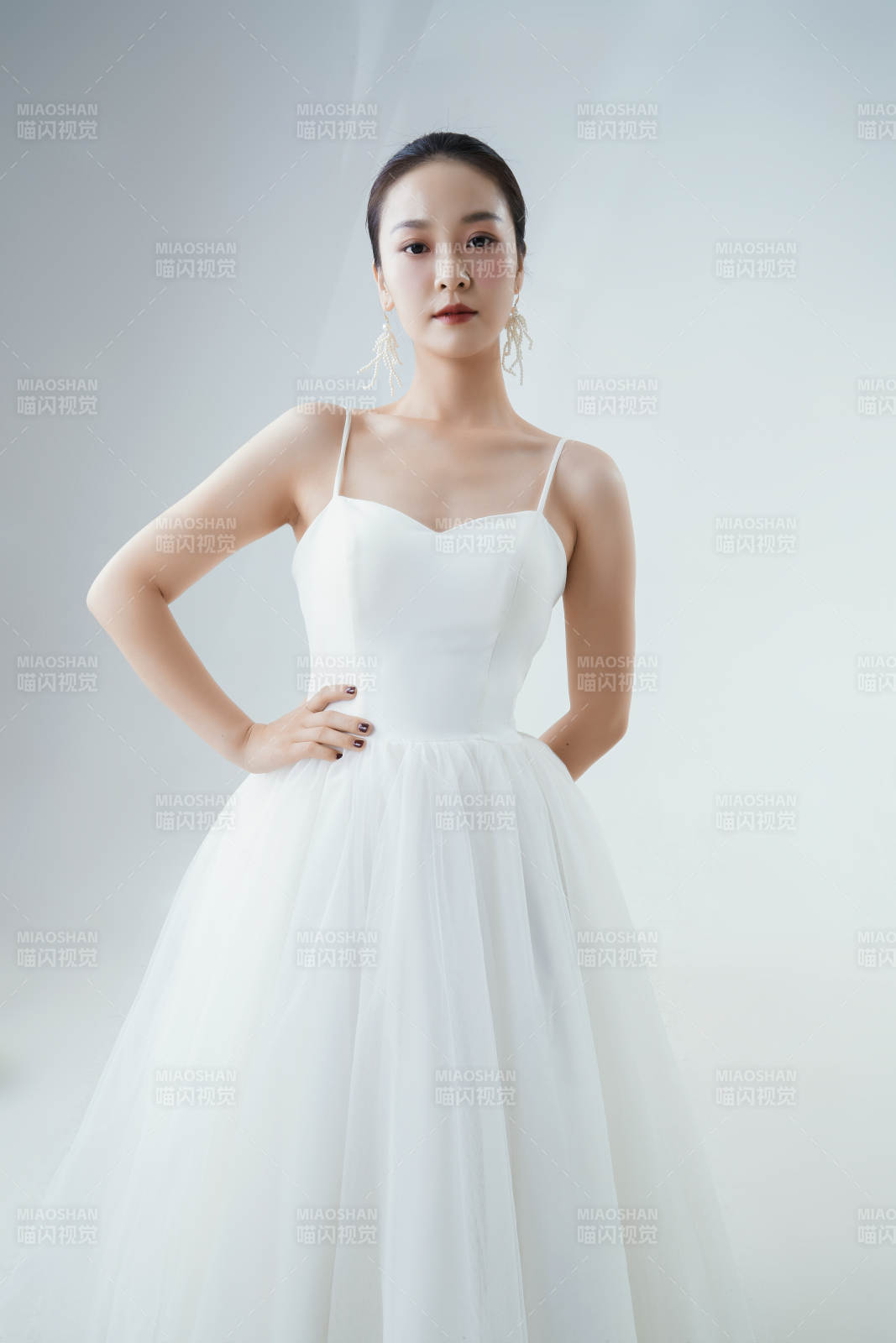 棚拍白色背景下的潔白婚紗新娘美妝