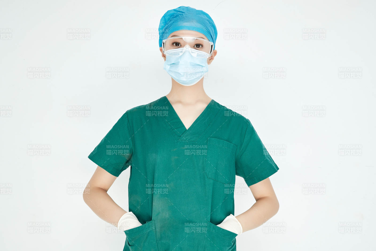 白色背景下的外科手術醫療人員形象