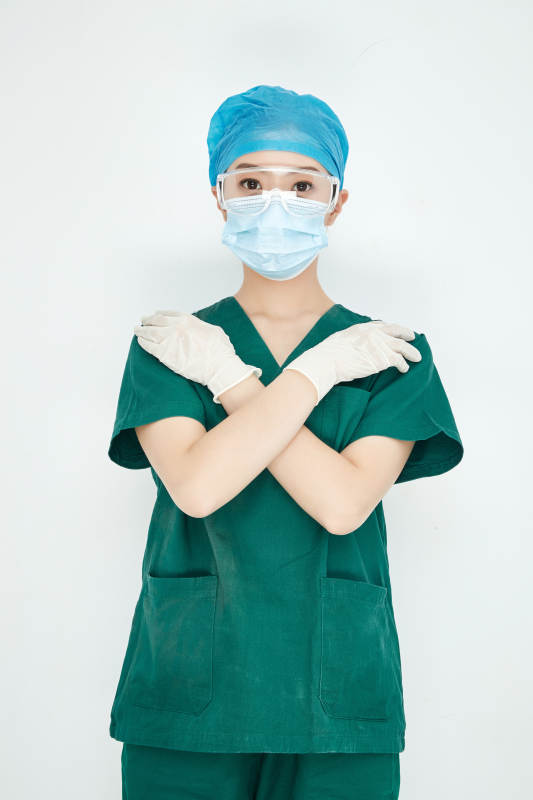 白色背景下的外科手術醫療人員形象