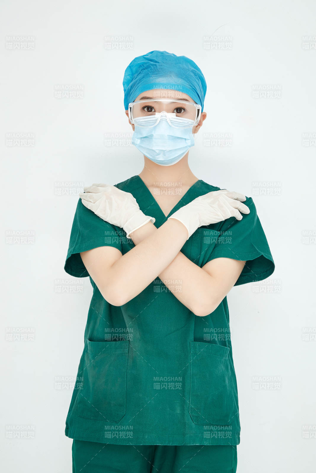 白色背景下的外科手術醫療人員形象