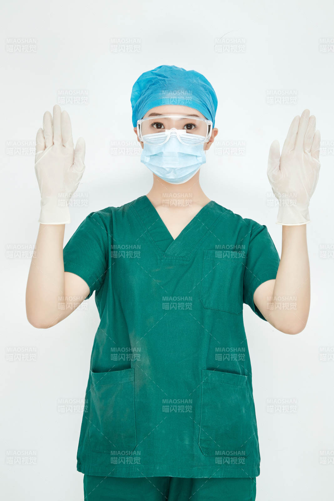白色背景下的外科手術醫療人員形象