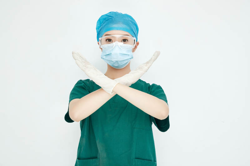 白色背景下的外科手術醫療人員形象