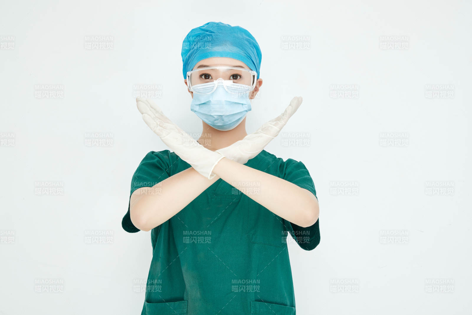 白色背景下的外科手术医疗人员形象
