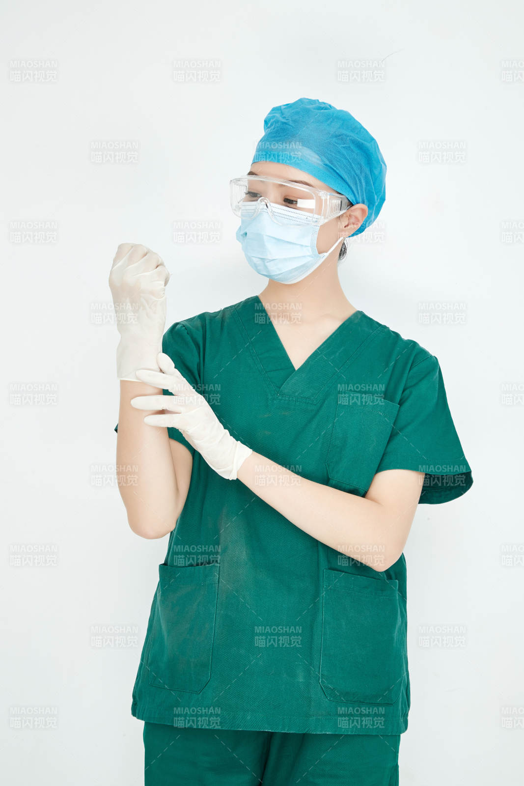 白色背景下的外科手術醫療人員形象
