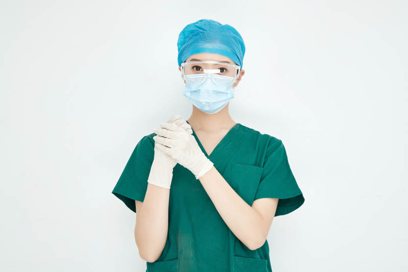 白色背景下的外科手術醫療人員形象