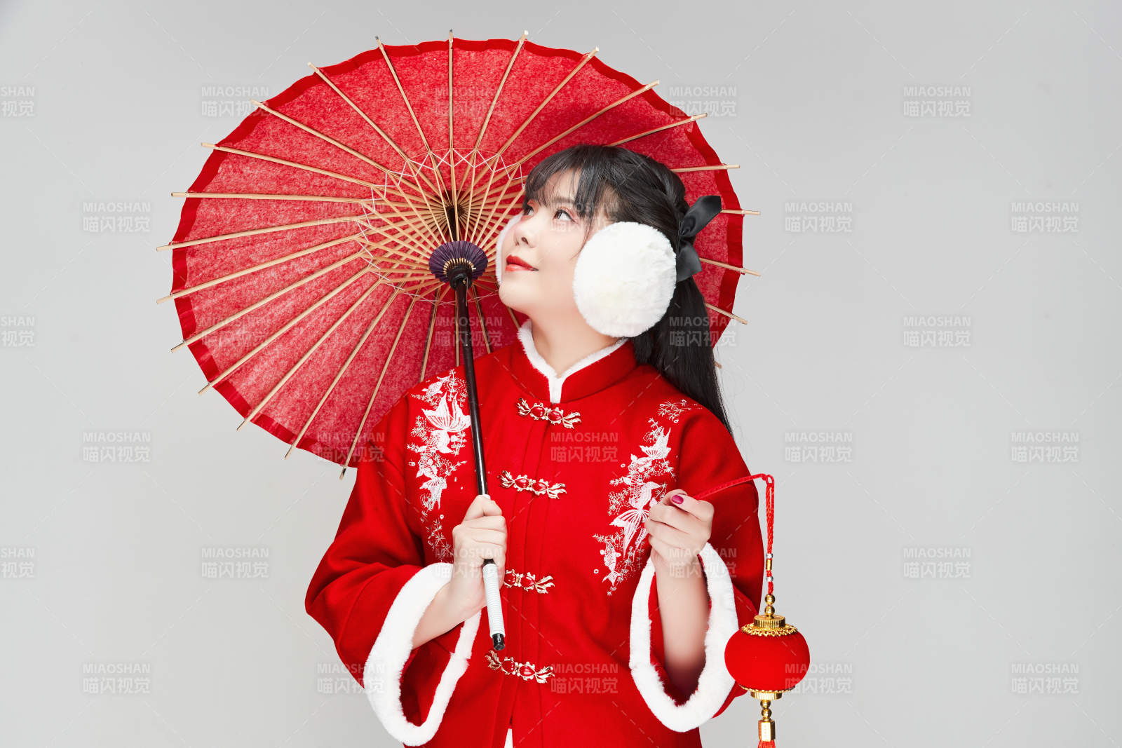 手打油紙傘手提紅燈籠身穿喜慶漢服的可愛少女