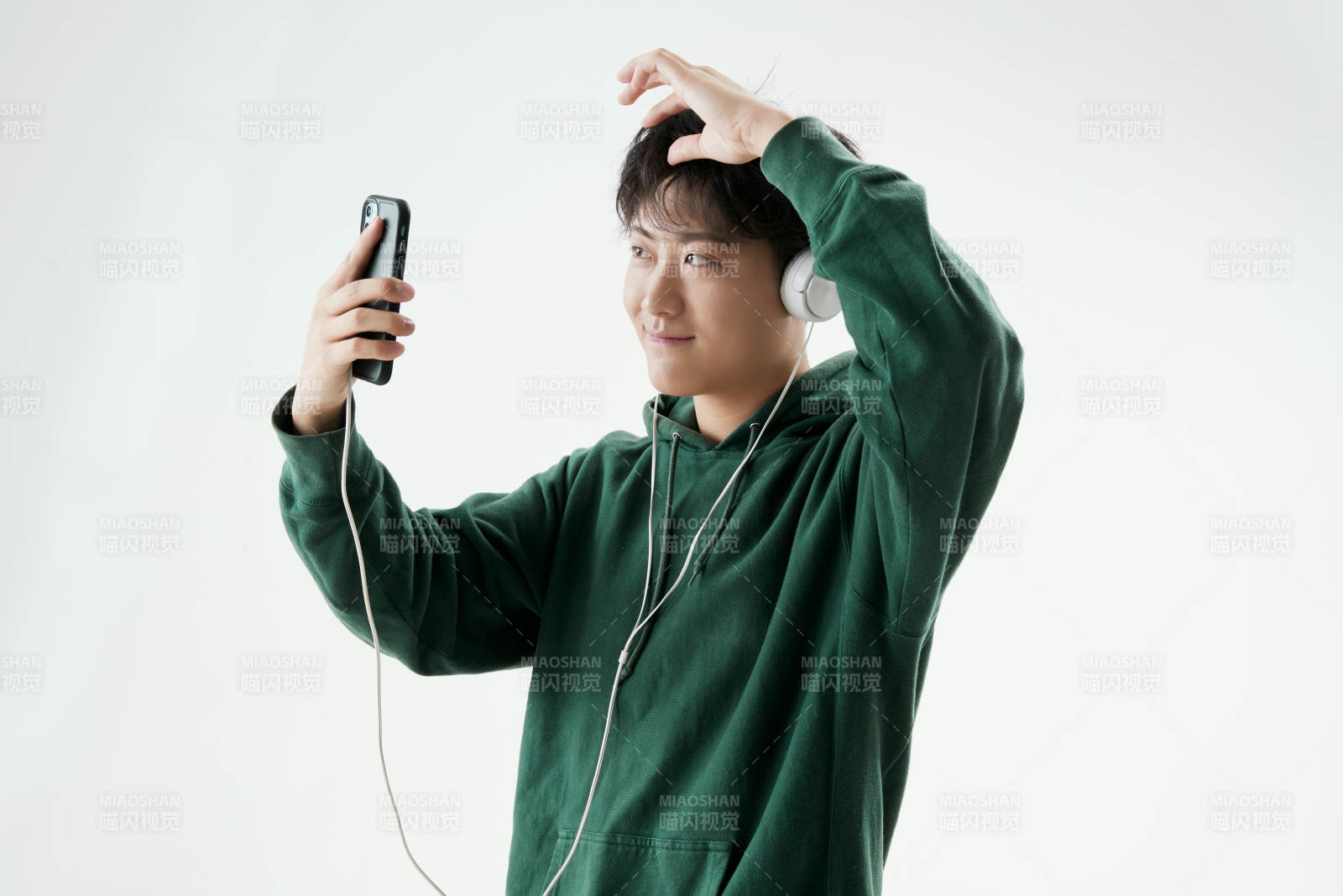 沉浸在網絡戀愛世界的青年男子