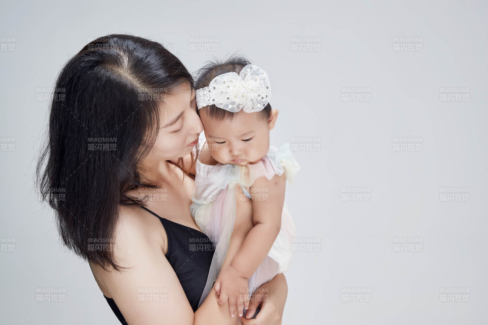 媽媽陪伴寶寶快樂的玩耍