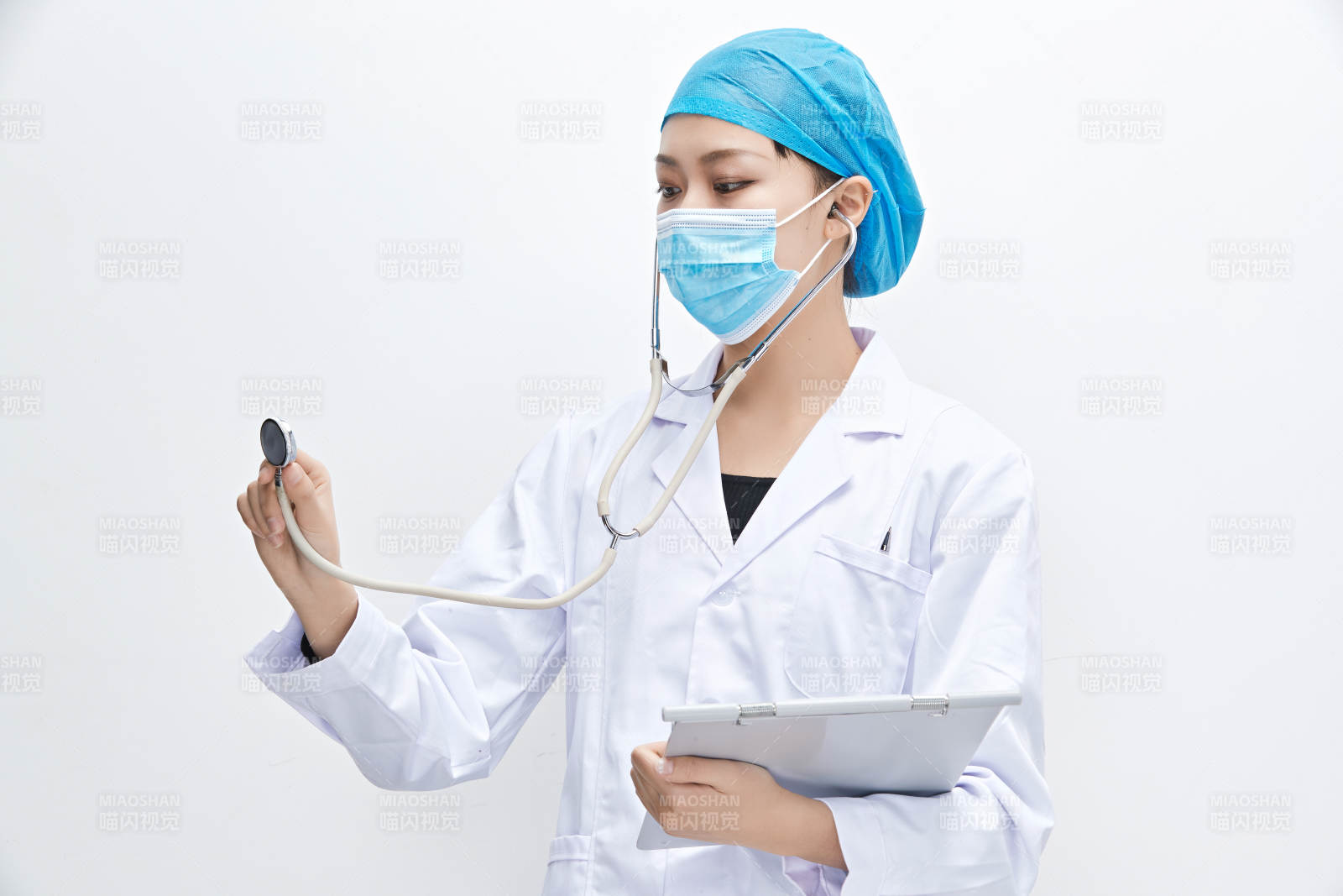 白色背景下手持病歷夾的巡查醫生人像
