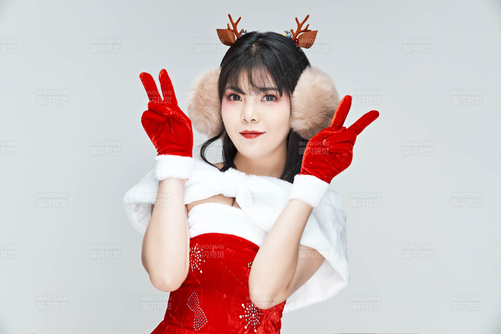 身穿圣誕服飾的性感可愛亞洲少女