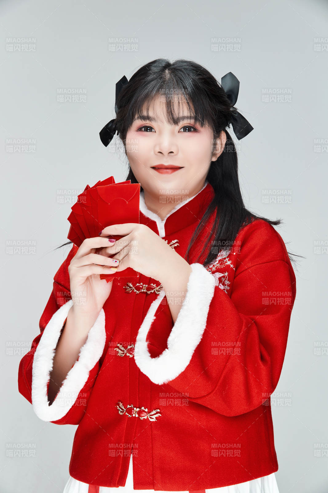 白色背景下身穿喜慶漢服手拿紅包的可愛少女