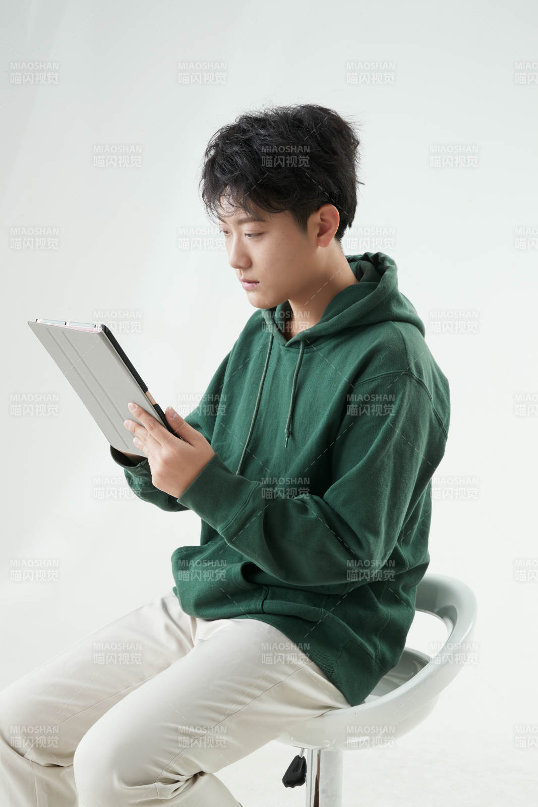 沉浸在網絡戀愛世界的青年男子