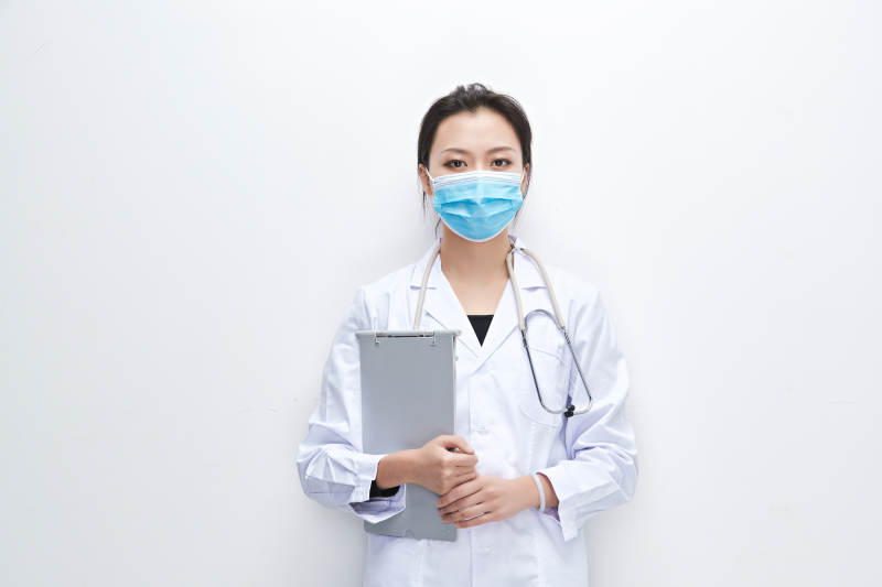 白色背景下手持病历夹的巡查医生人像
