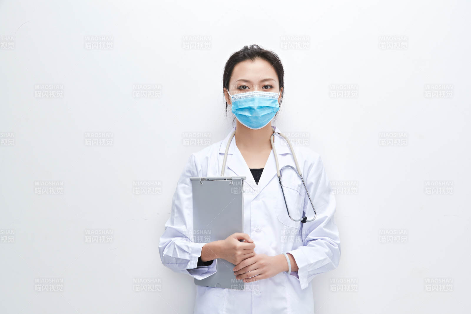 白色背景下手持病历夹的巡查医生人像