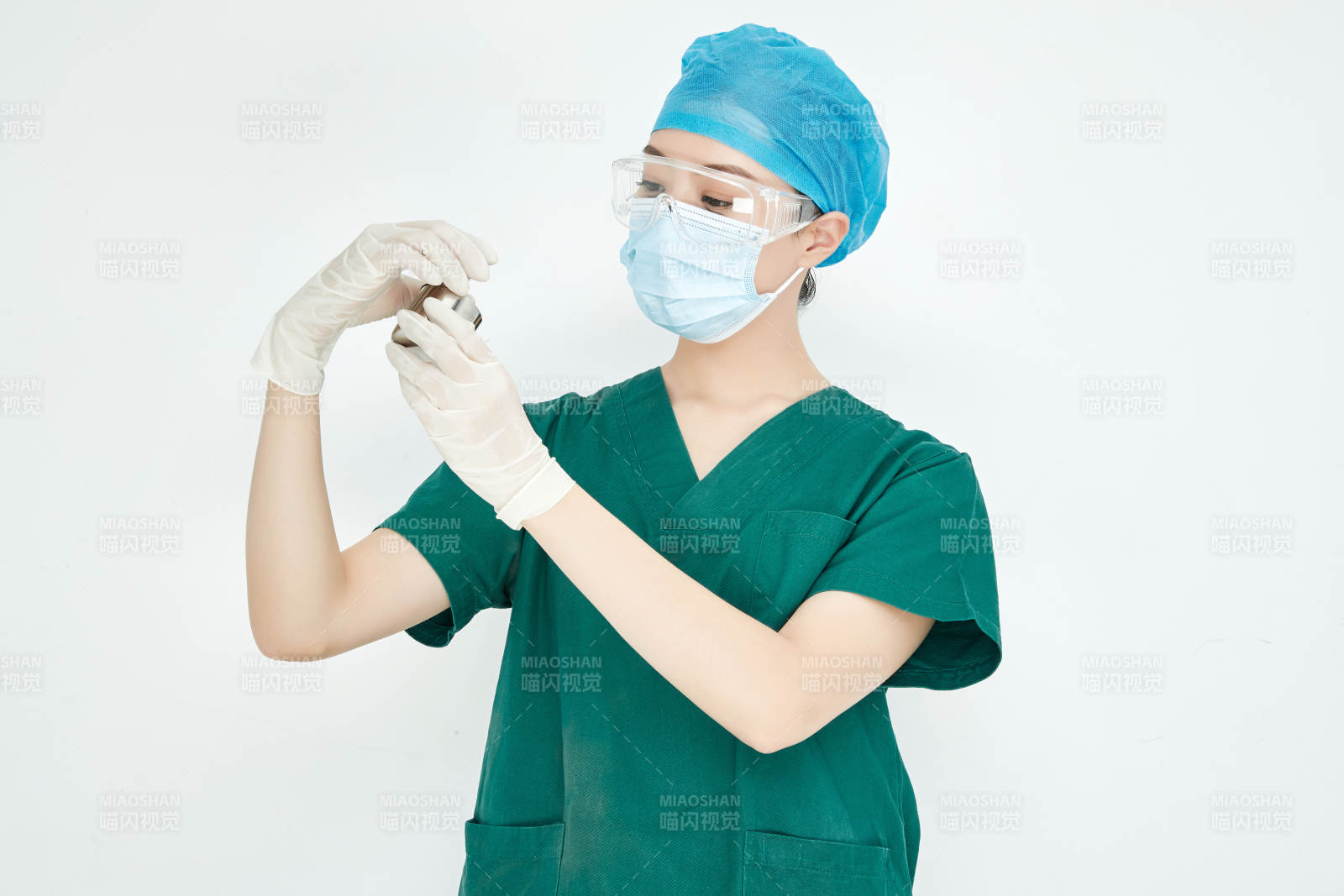 白色背景下的外科手術醫療人員形象