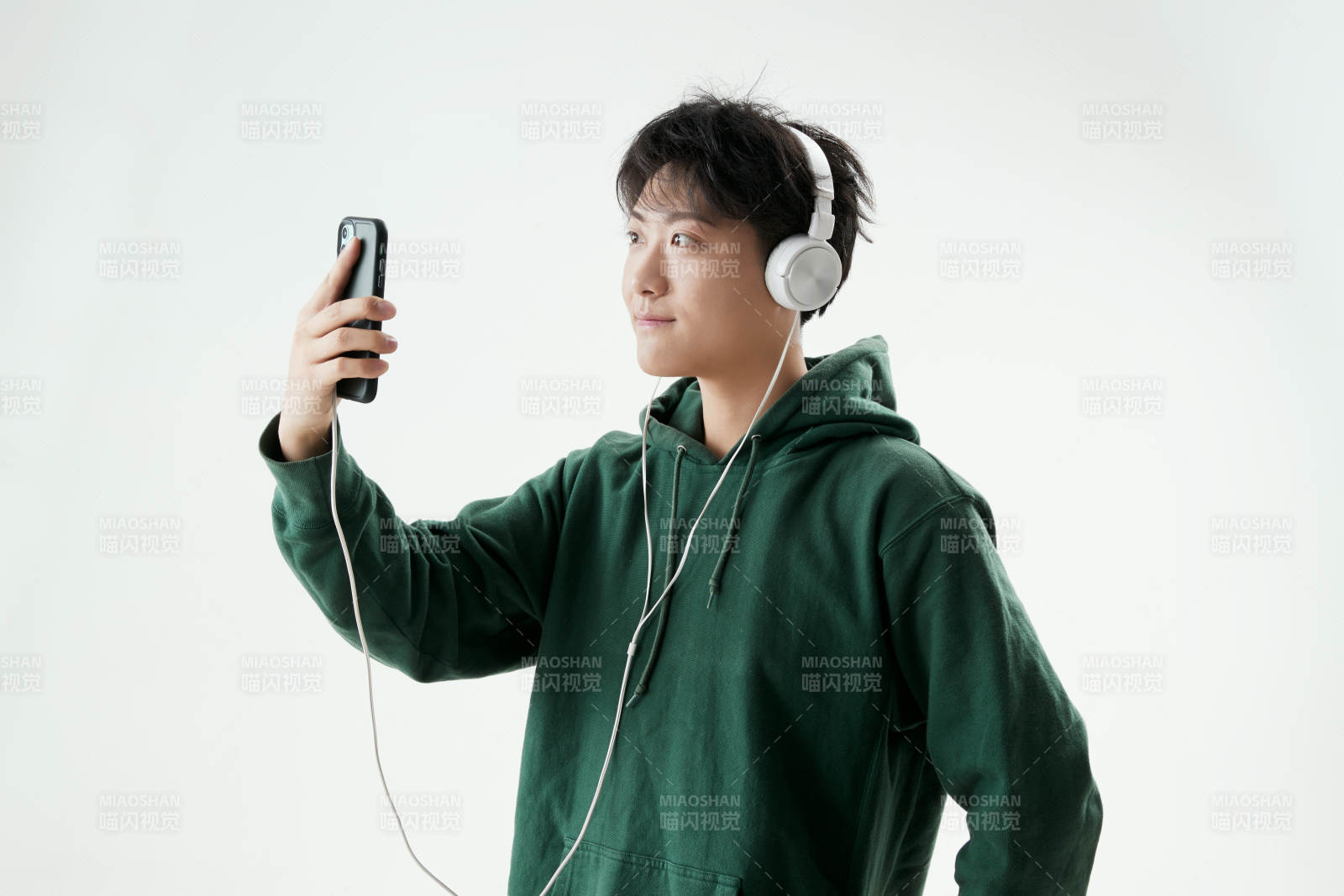 沉浸在網絡戀愛世界的青年男子