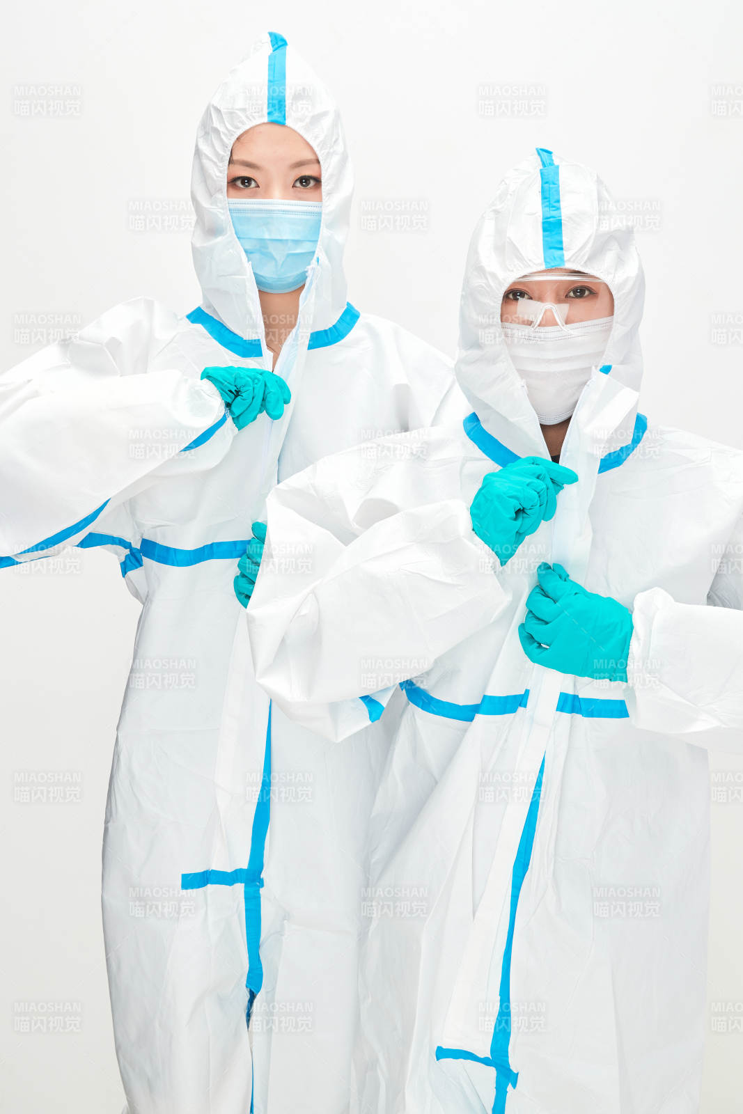 穿白色防護服佩戴護目鏡口罩的防疫人員